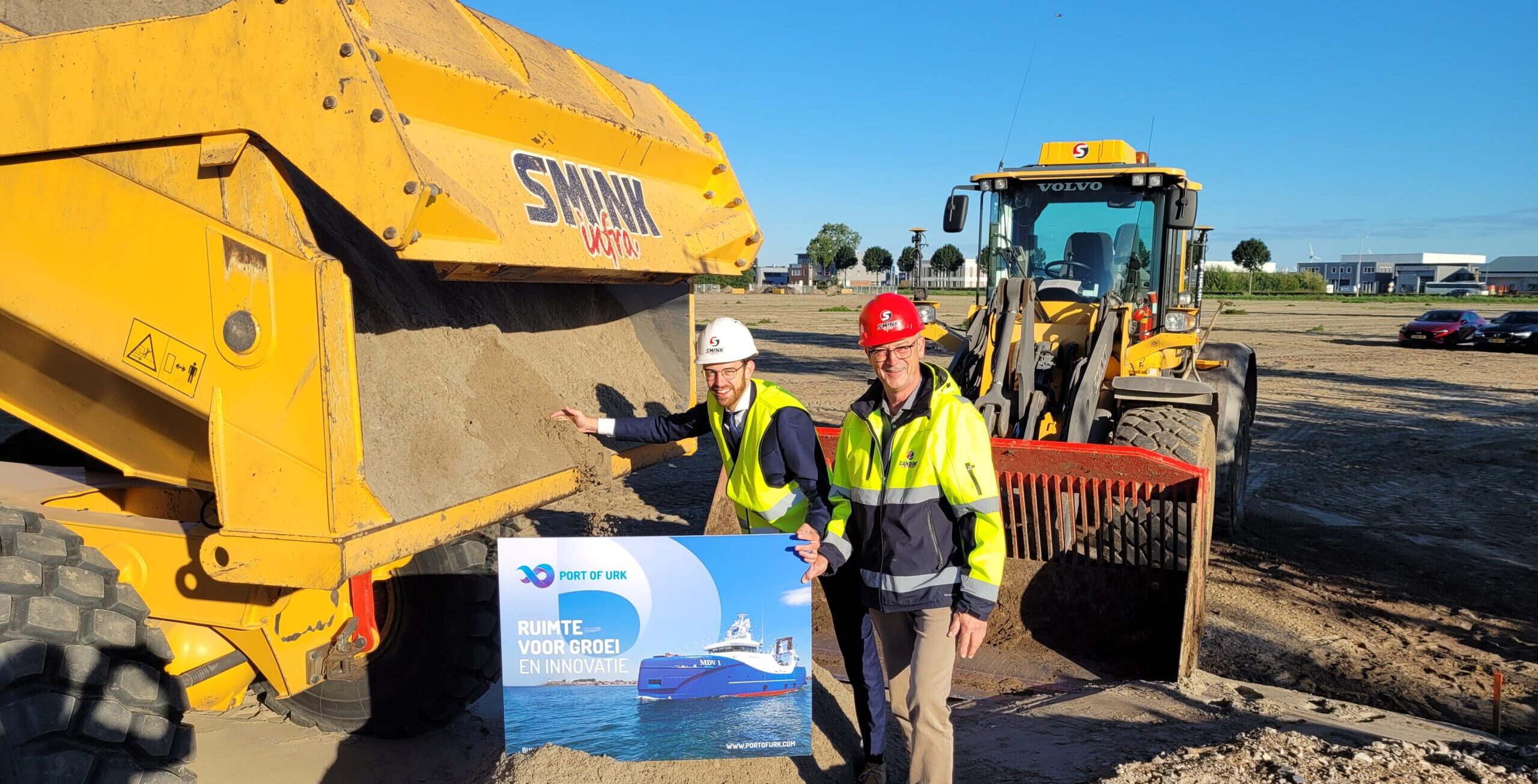 Wethouder Nathanaël Middelkoop en Henny Smink van Smink Infra storten de eerste vrachtwagen met zand voor Port of Urk